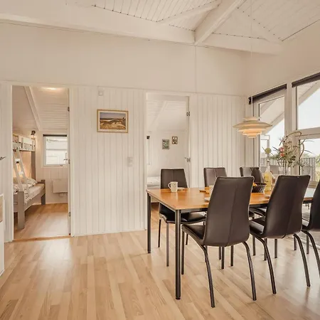 Ferienhaus Flot På En Kuperet Grund Sj802