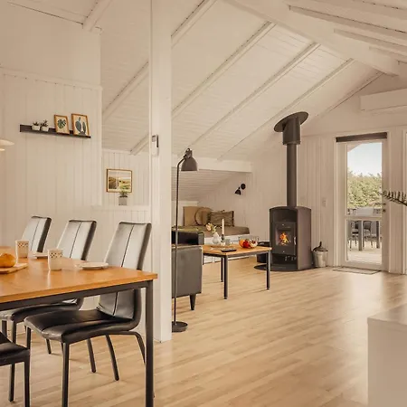Ferienhaus Flot På En Kuperet Grund Sj802