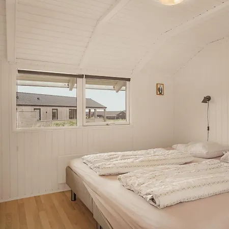 Ferienhaus Flot På En Kuperet Grund Sj802